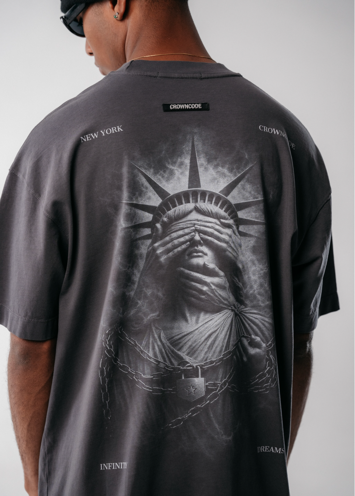 CAMISETA EMPIRE - GRIS OSCURO