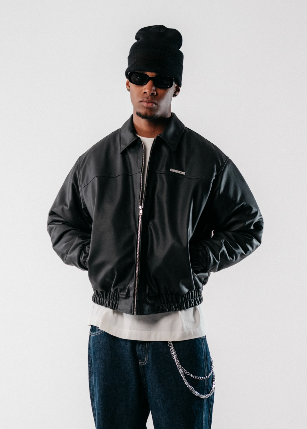 EMBLEM FAUX LEATHER BOMBER JACKET - NEGRO
