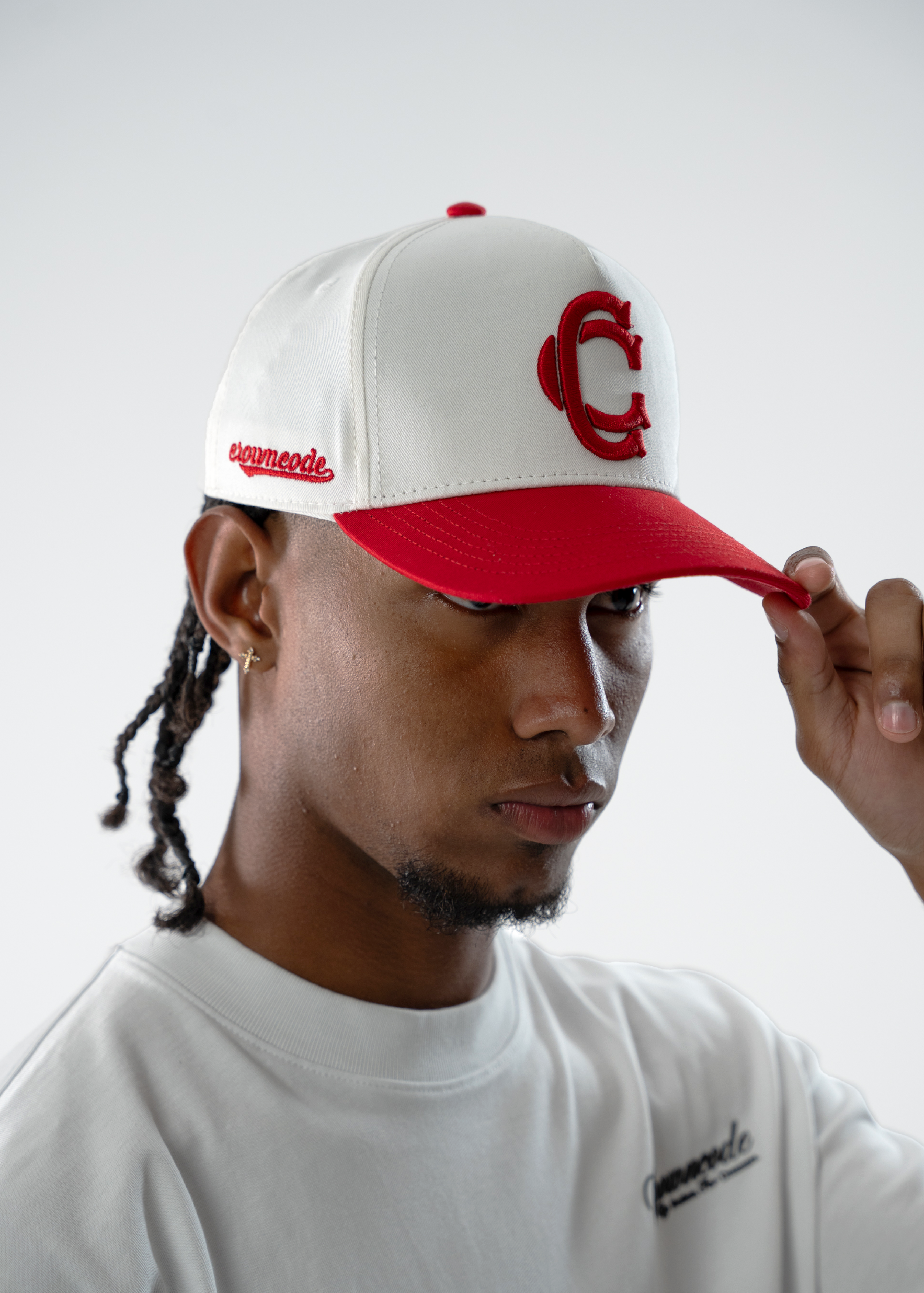 GORRA MONOGRAM LEAGUE - CREMA Y ROJO