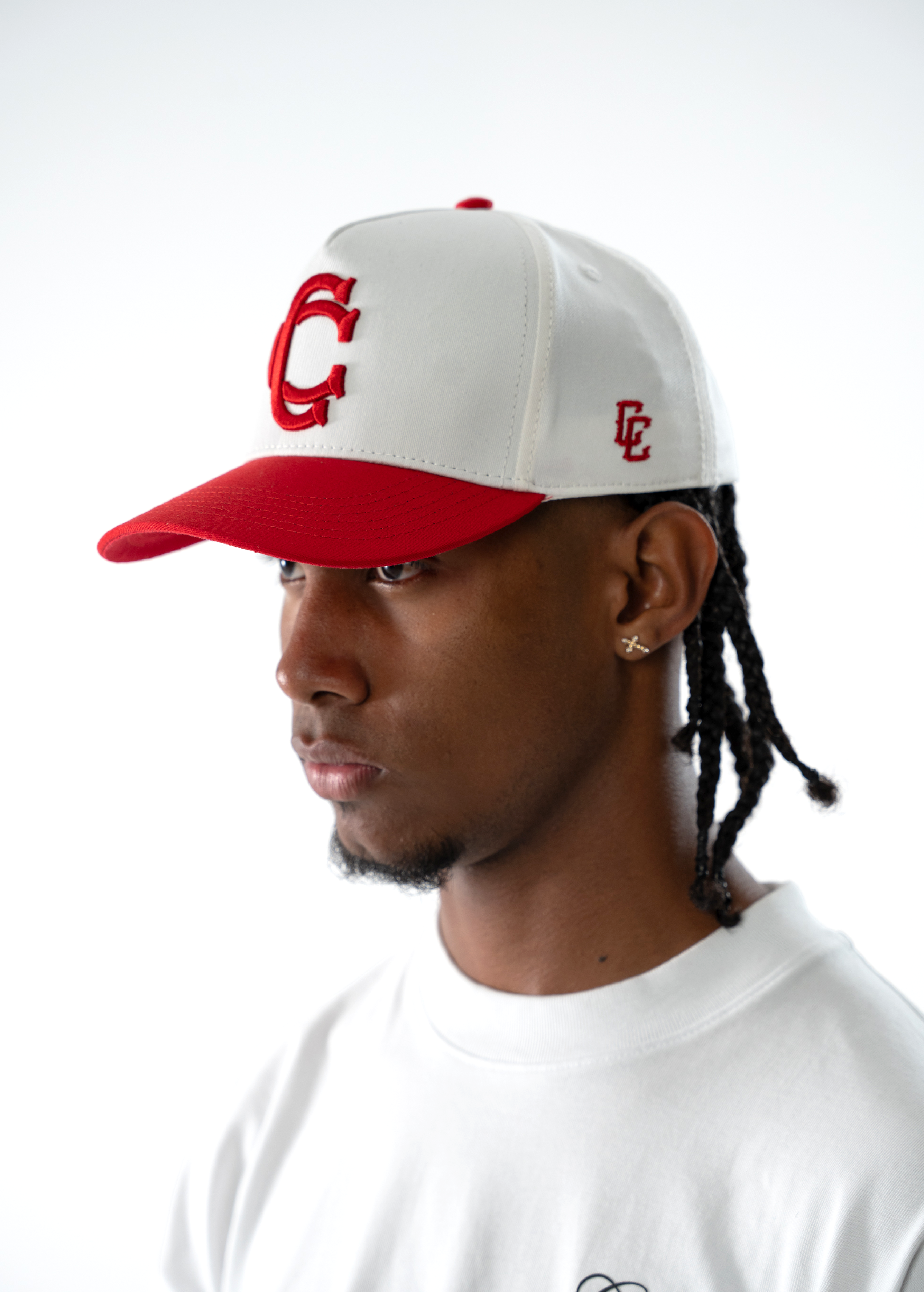 GORRA MONOGRAM LEAGUE - CREMA Y ROJO