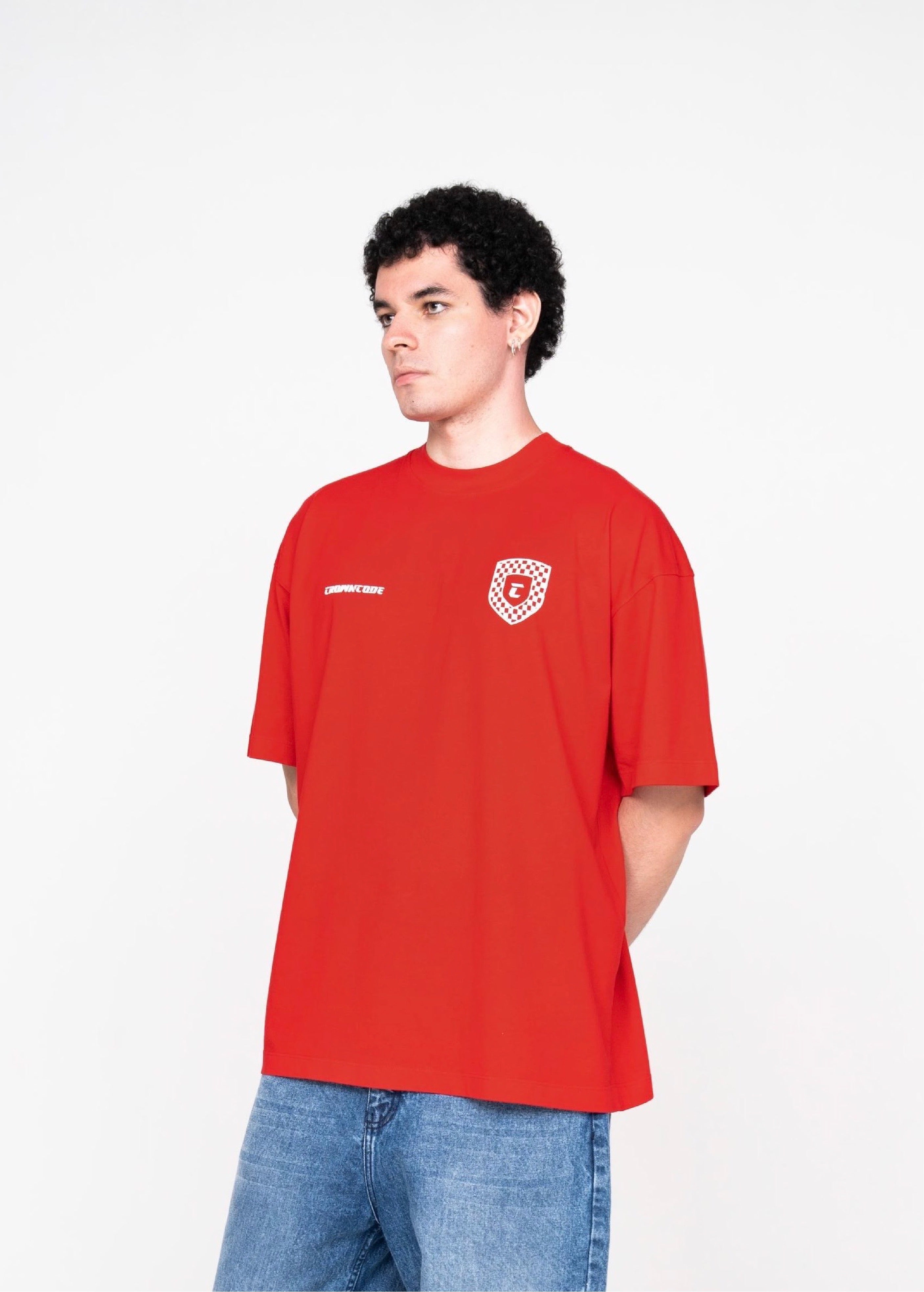 CAMISETA RACING LOGO BADGE - ROJO CHERRY