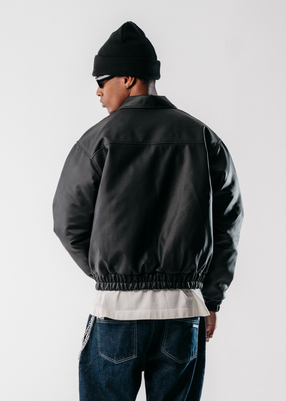 EMBLEM FAUX LEATHER BOMBER JACKET - NEGRO