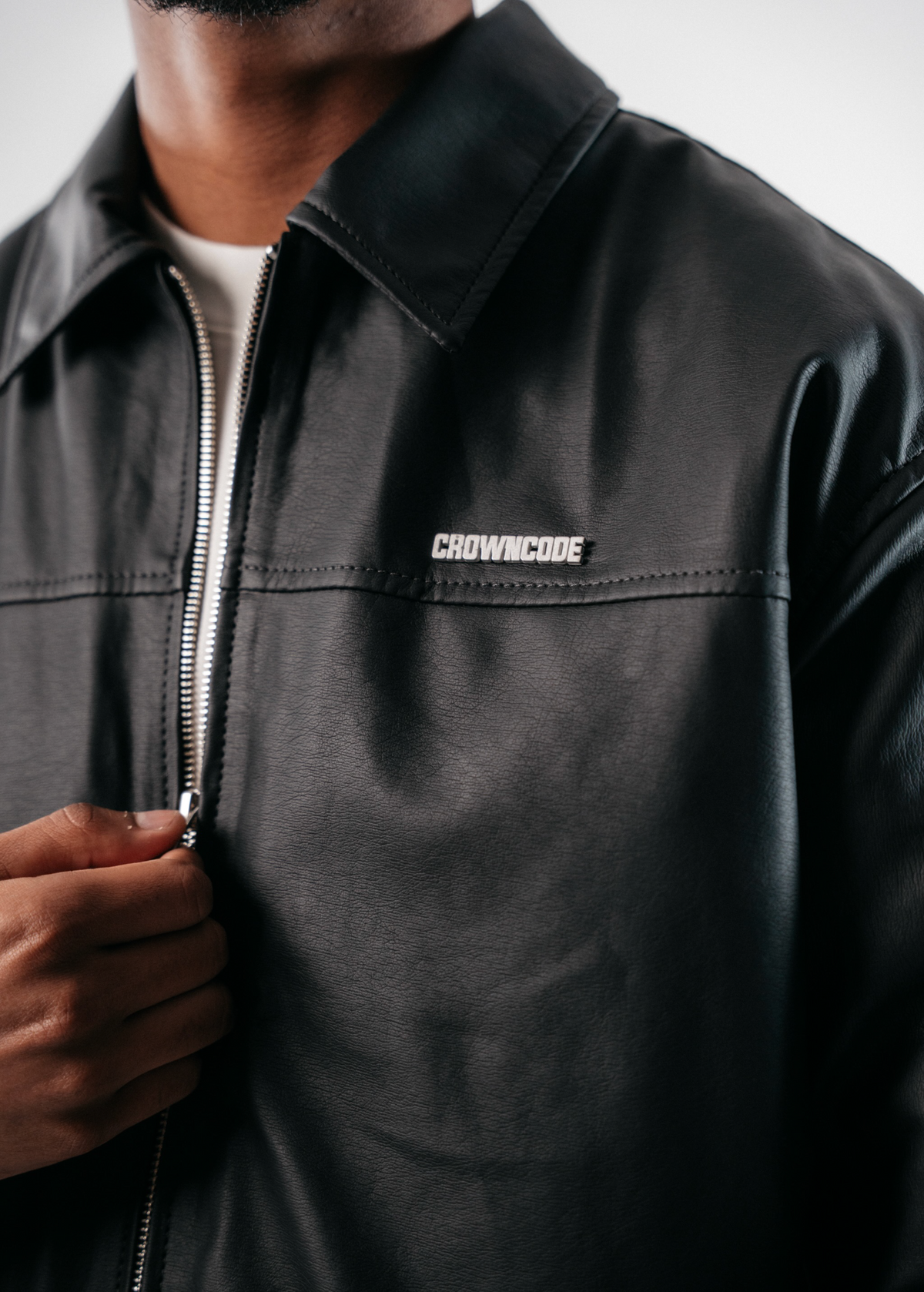 EMBLEM FAUX LEATHER BOMBER JACKET - NEGRO