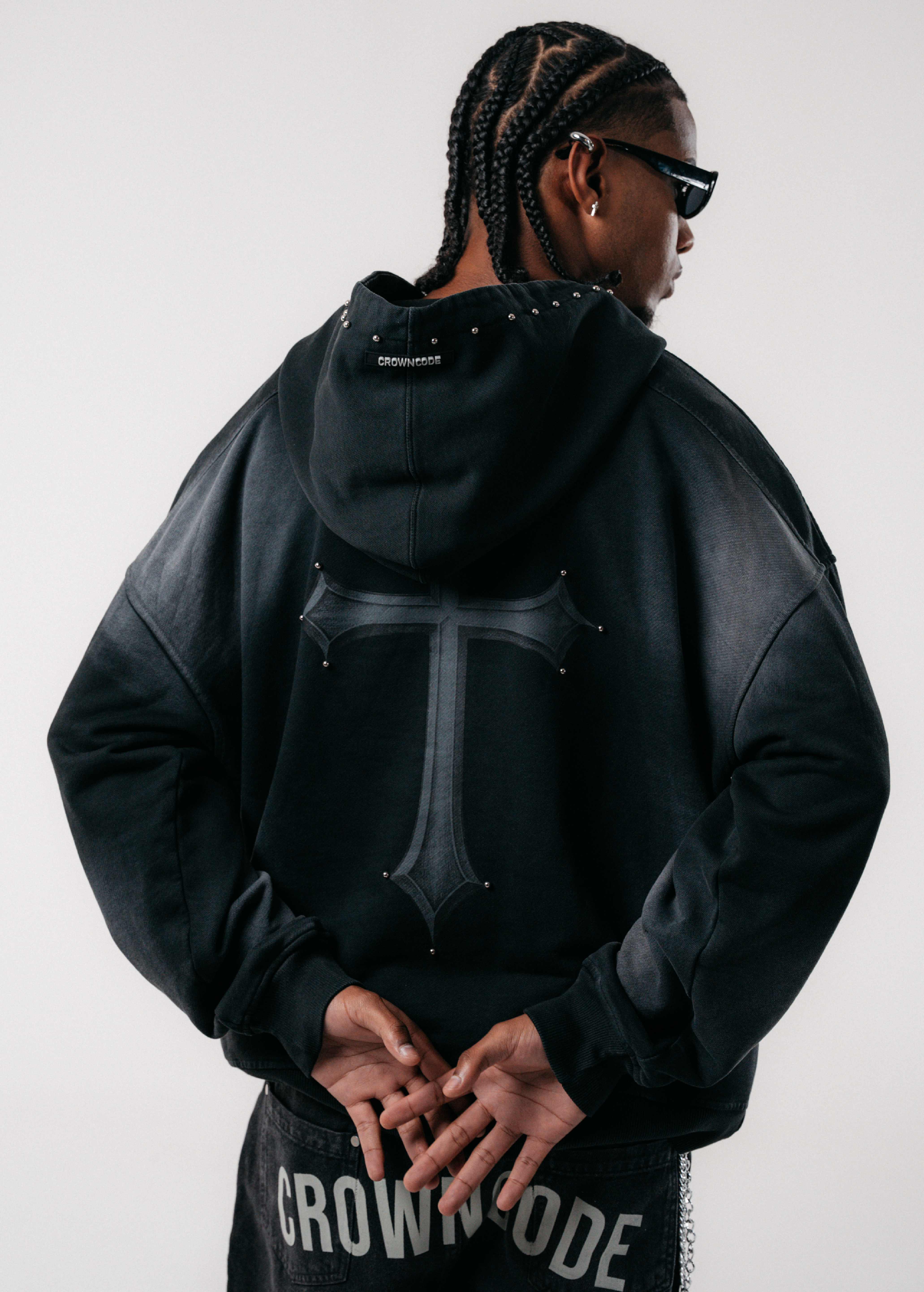 HOODIE CROSS REIGN - NEGRO DESGASTADO