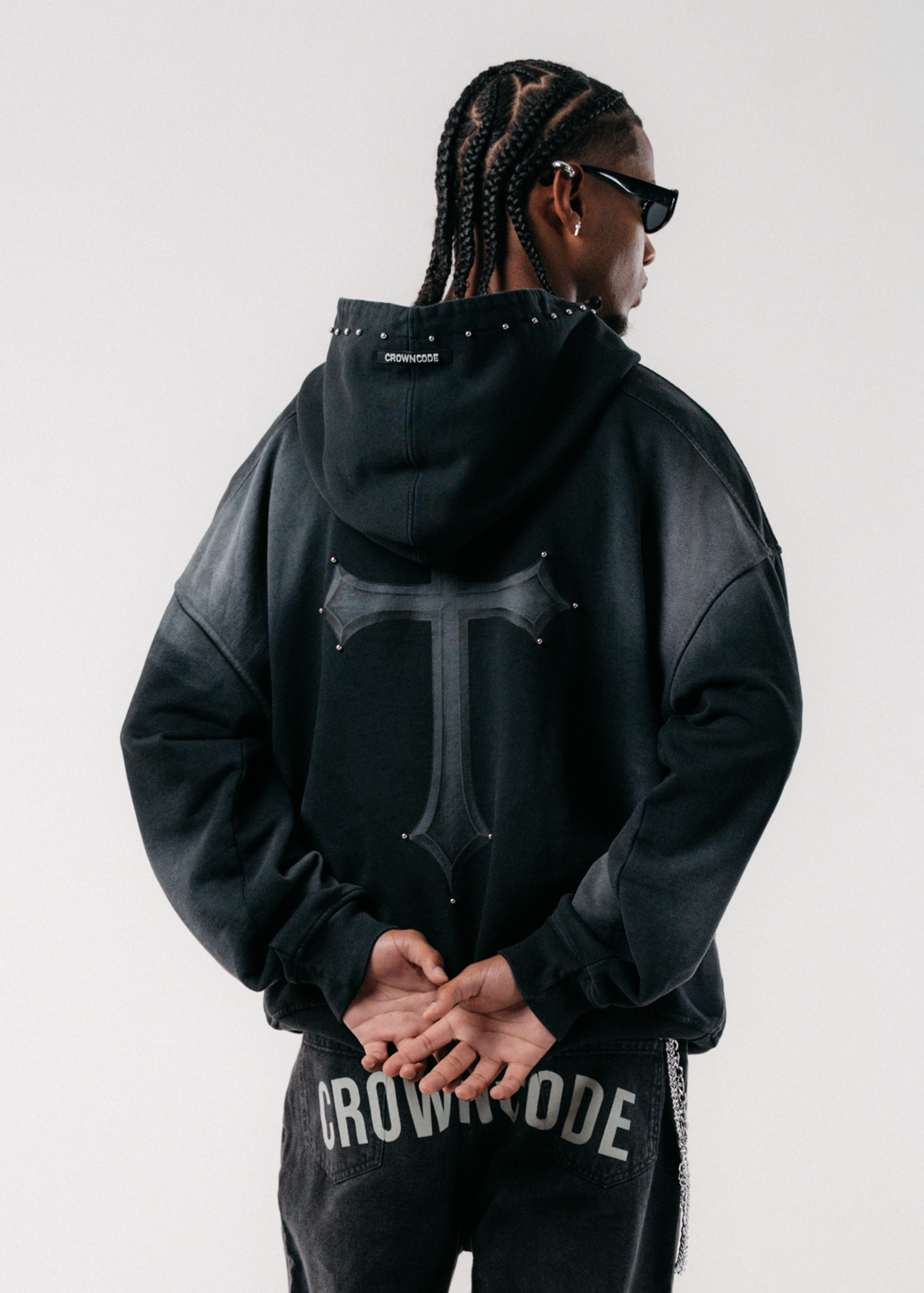 HOODIE CROSS REIGN - NEGRO DESGASTADO