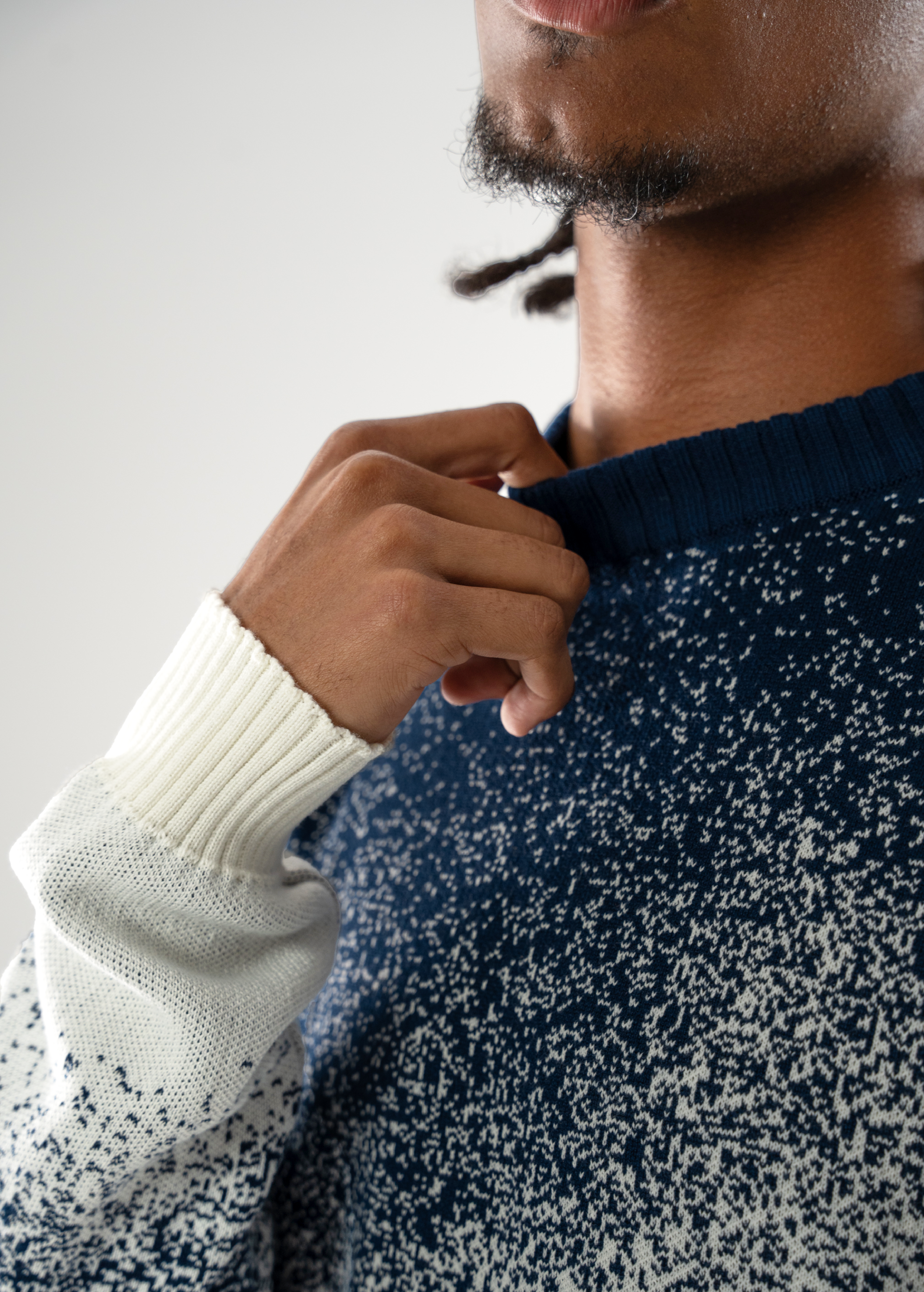 GRADIENT KNITWEAR SWEATER - AZUL OSCURO Y BLANCO