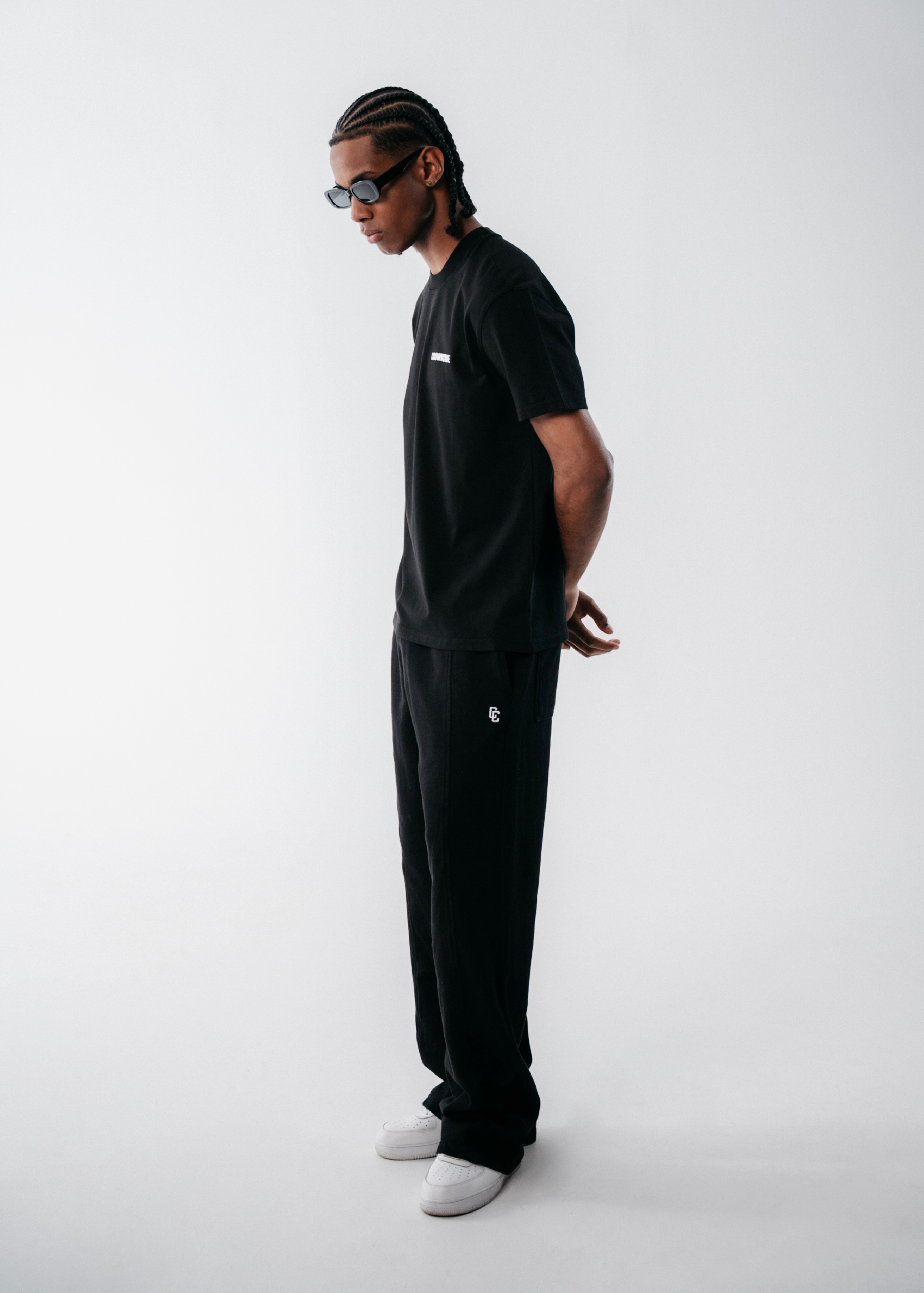 CAMISETA REGULAR FIT BÁSICA - NEGRA